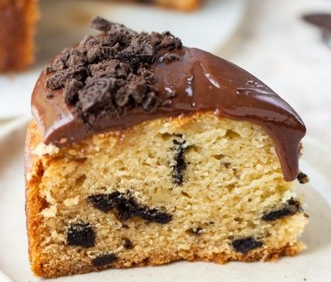 Oreo Chunks Rich Cake